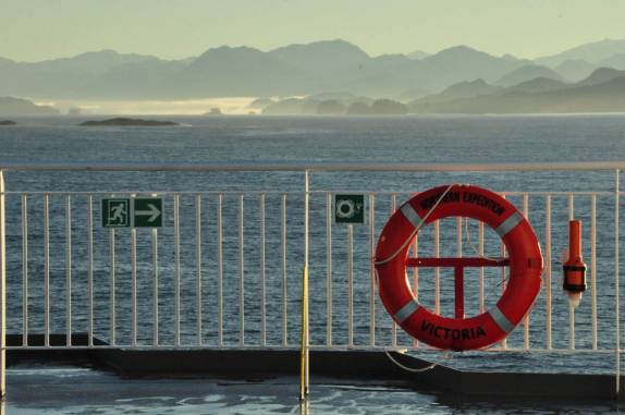Nosso ferry na Inside Passage, chegando à Port Hardy, na Vancouver Island, no Canadá